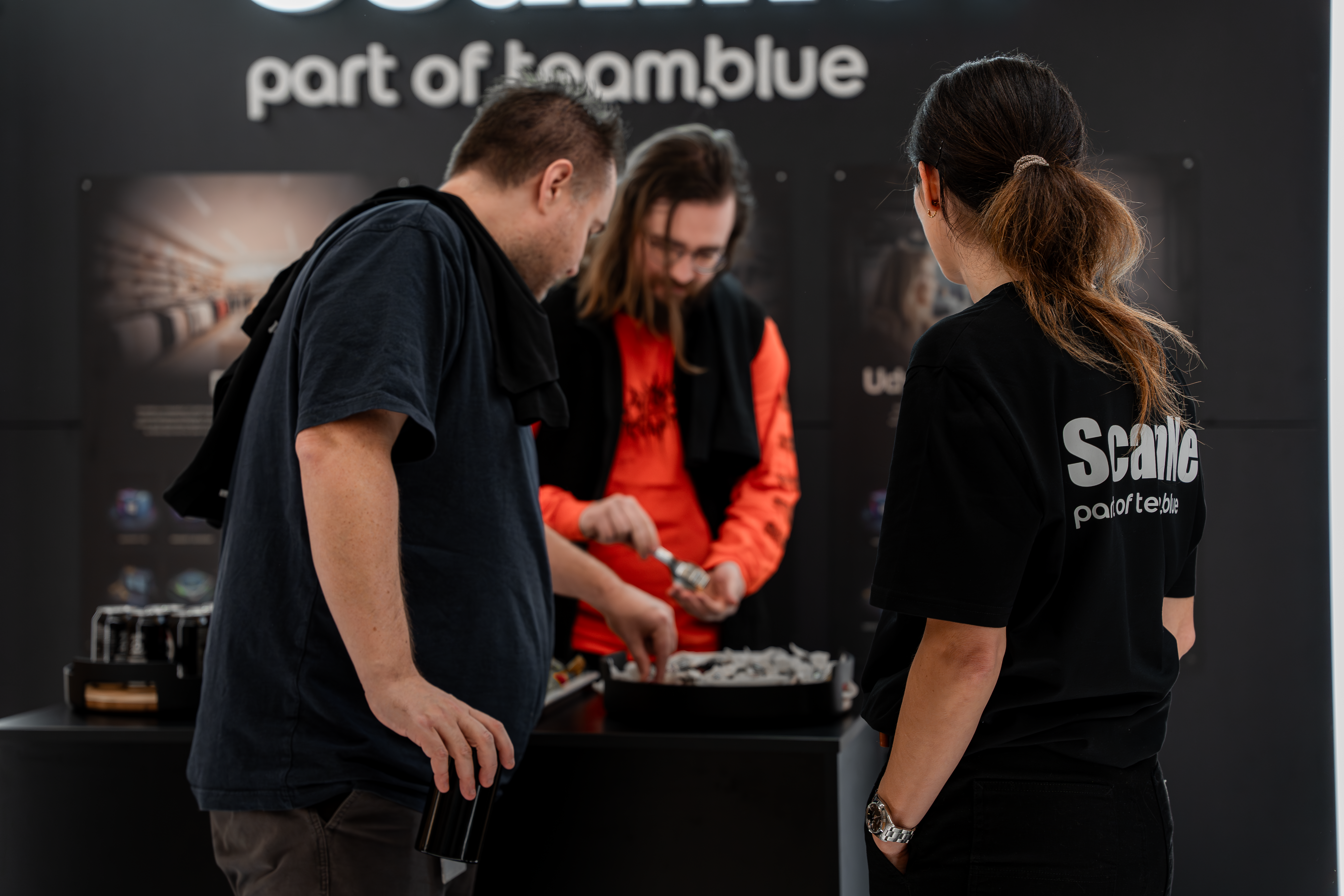 ScanNet medarbejder iført ScanNet t-shirt inde på messestanden