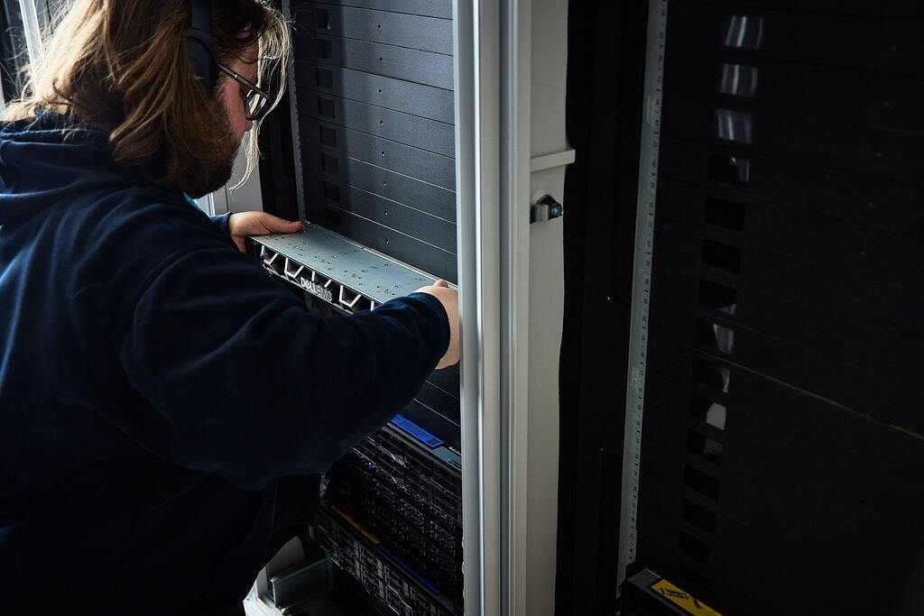 Vores Data Center Engineer, Viktor, installerer en server i et af vores fem danske datacentre. 