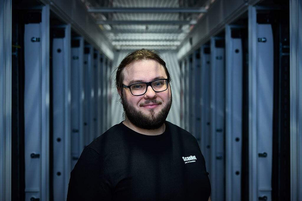 Mød vores Data Center Engineer, Viktor. Med vores fem danske datacentre tilbyder vi et effektivt og sikkert hjem til jeres cloud-infrastruktur.